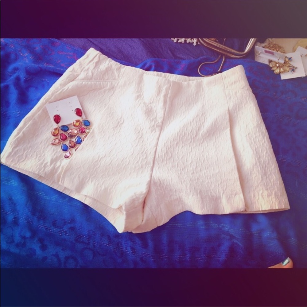 High-Waisted Linen Mini shorts - Picture 2 of 7